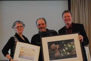 M. Bigras reçoit le Certificat Gens d'action 2015 ainsi qu'une lithographie des mains de Mme Christine Bélanger (Fondation de la Faune du Québec) et M. Pierre-Martin Marotte (Société Provancher)