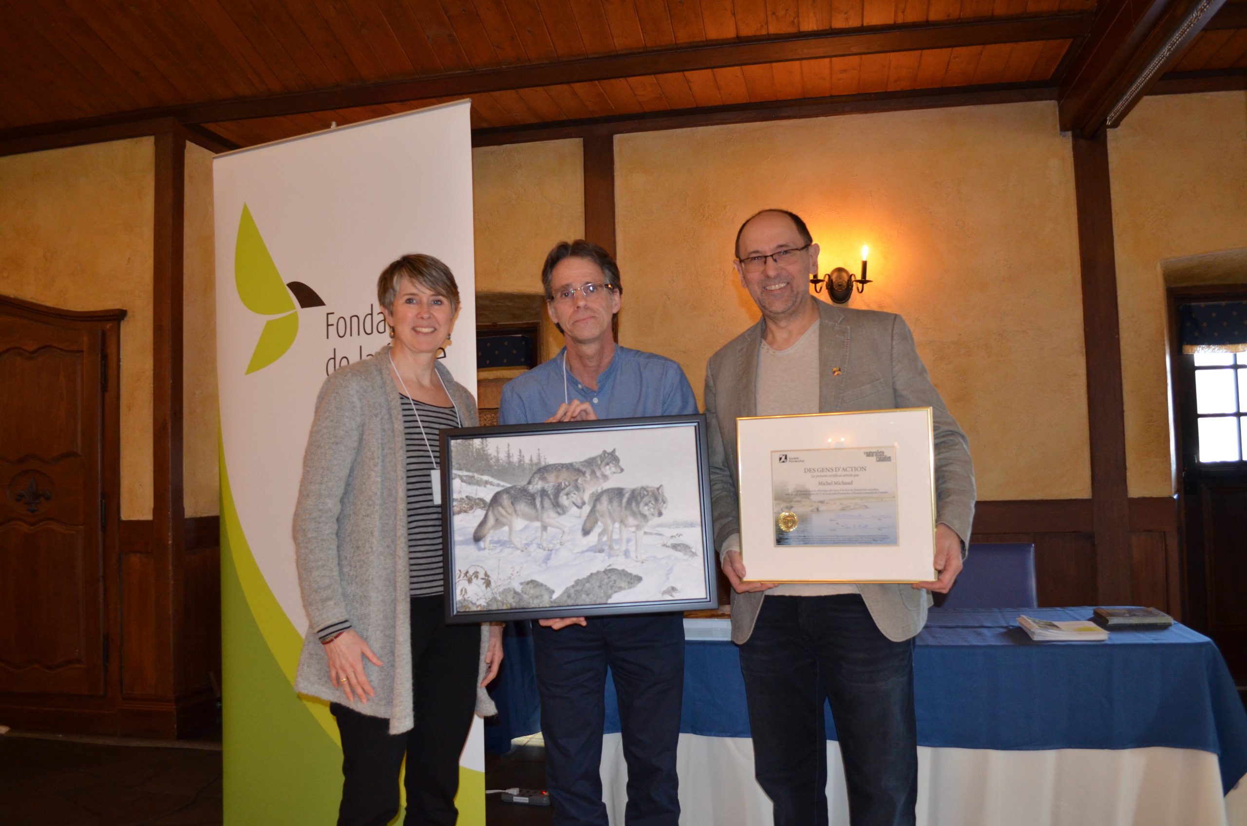 En compagnie de M. Pierre-Martin Marotte (Société Provancher) et de Mme Geneviève Roy (Fondation de la Faune du Québec), M. Michel Michaud reçoit le certificat « Gens d’action 2016 » ainsi qu’une lithographie (Photo: Nature Québec)