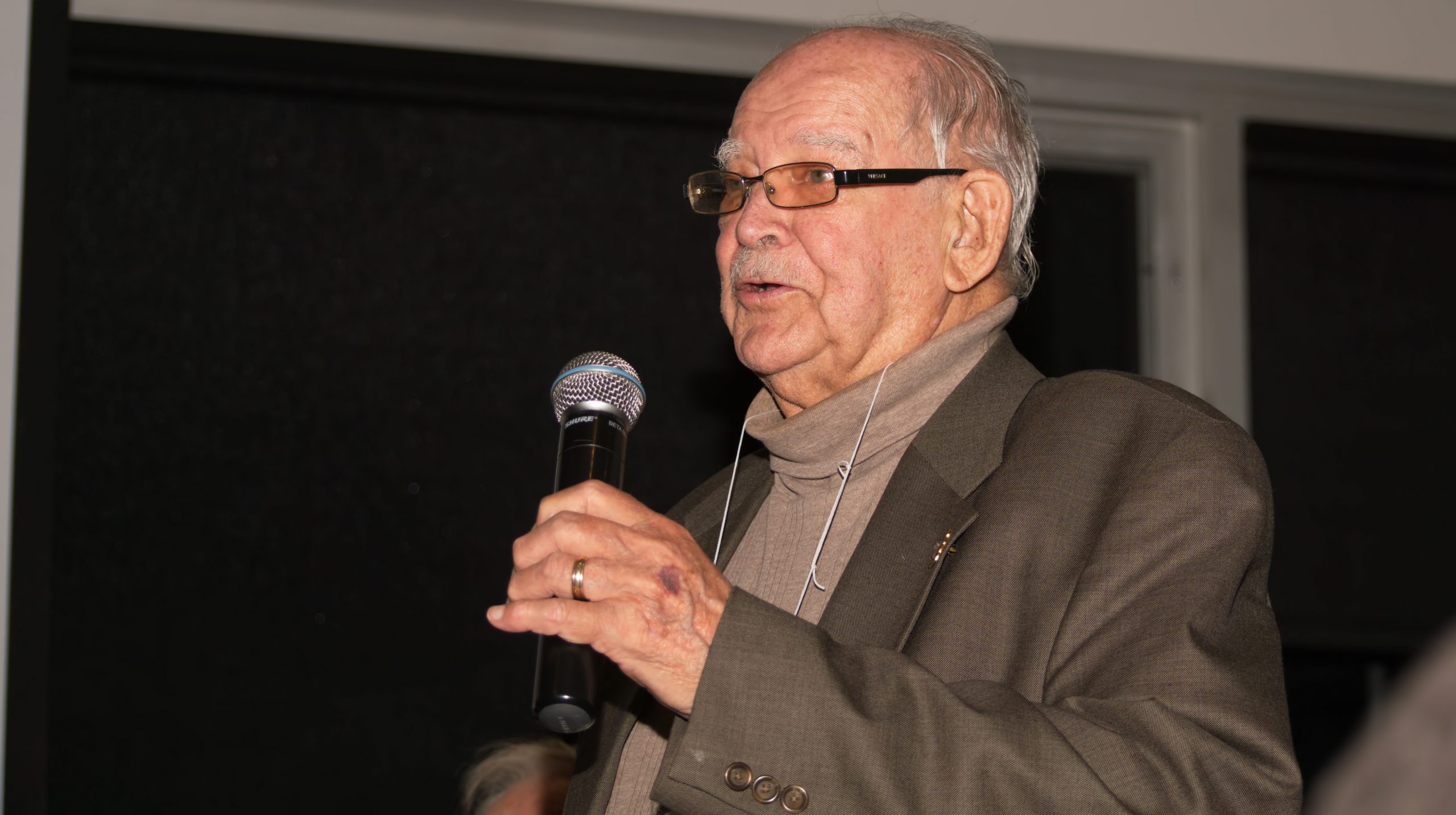 M. Jean-Claude Caron, bénévole de la Société Provancher depuis environ 60 ans, lors de son allocution. Photo: Nicole Bruneau.