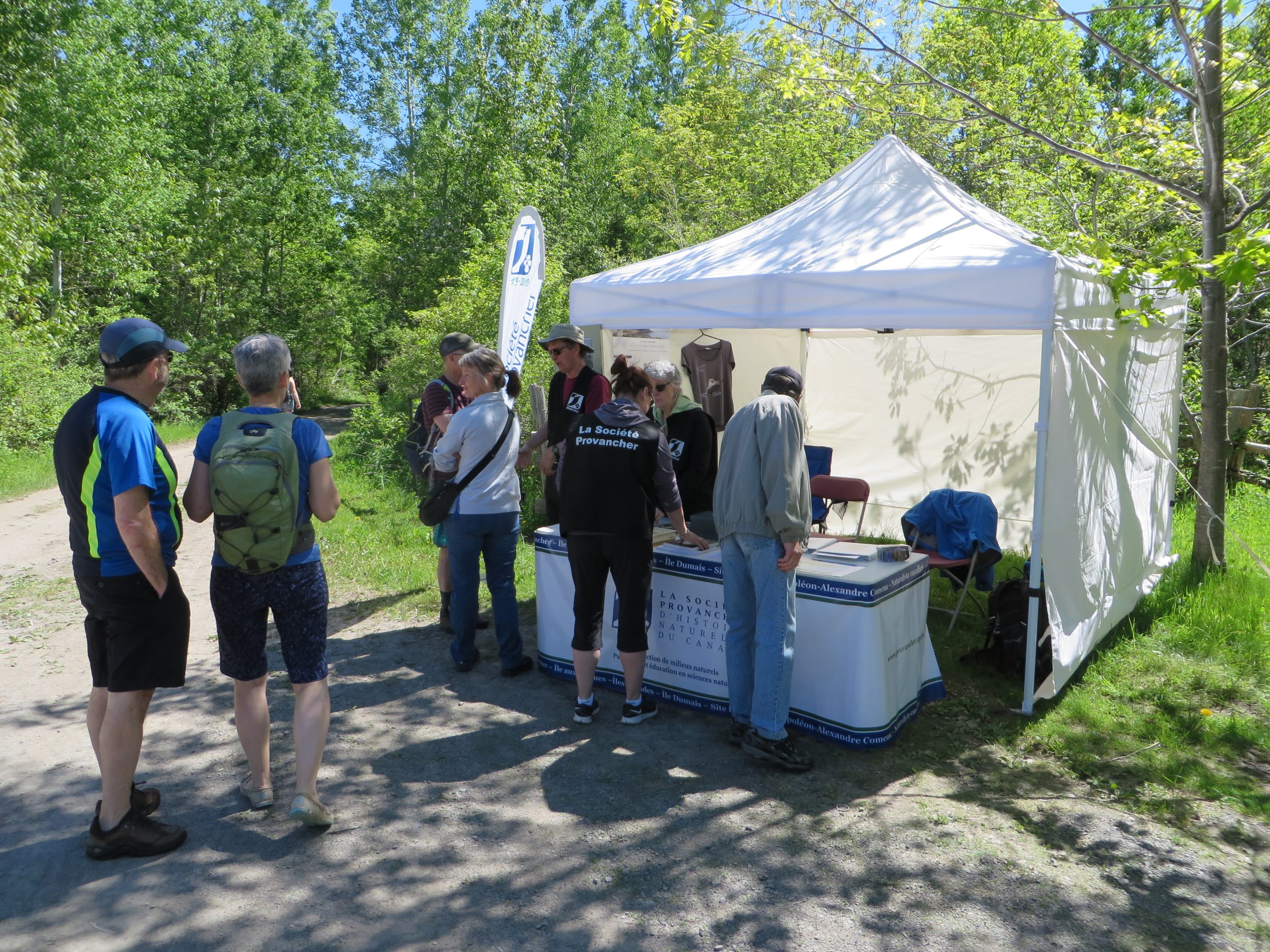 Accueil des visiteurs lors de la Fête des voisins "Charmants voisins", le 8 juin 2019 à la Réserve naturelle du Marais-Léon-Provancher.