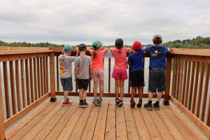Camp de jour de la Maison Léon-Provancher, juilet 2020. Sur le bout des pieds, les jeunes admirent le marais Léon-Provancher, à partir de la nouvelle grande platefome d'observation.