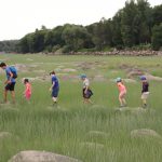 Accompagnés de leur guide, les jeunes participants au camp de jour de la Maison Léon-Provancher, en juillet 2020, explore le marais fluvial, alors que la marée est basse.