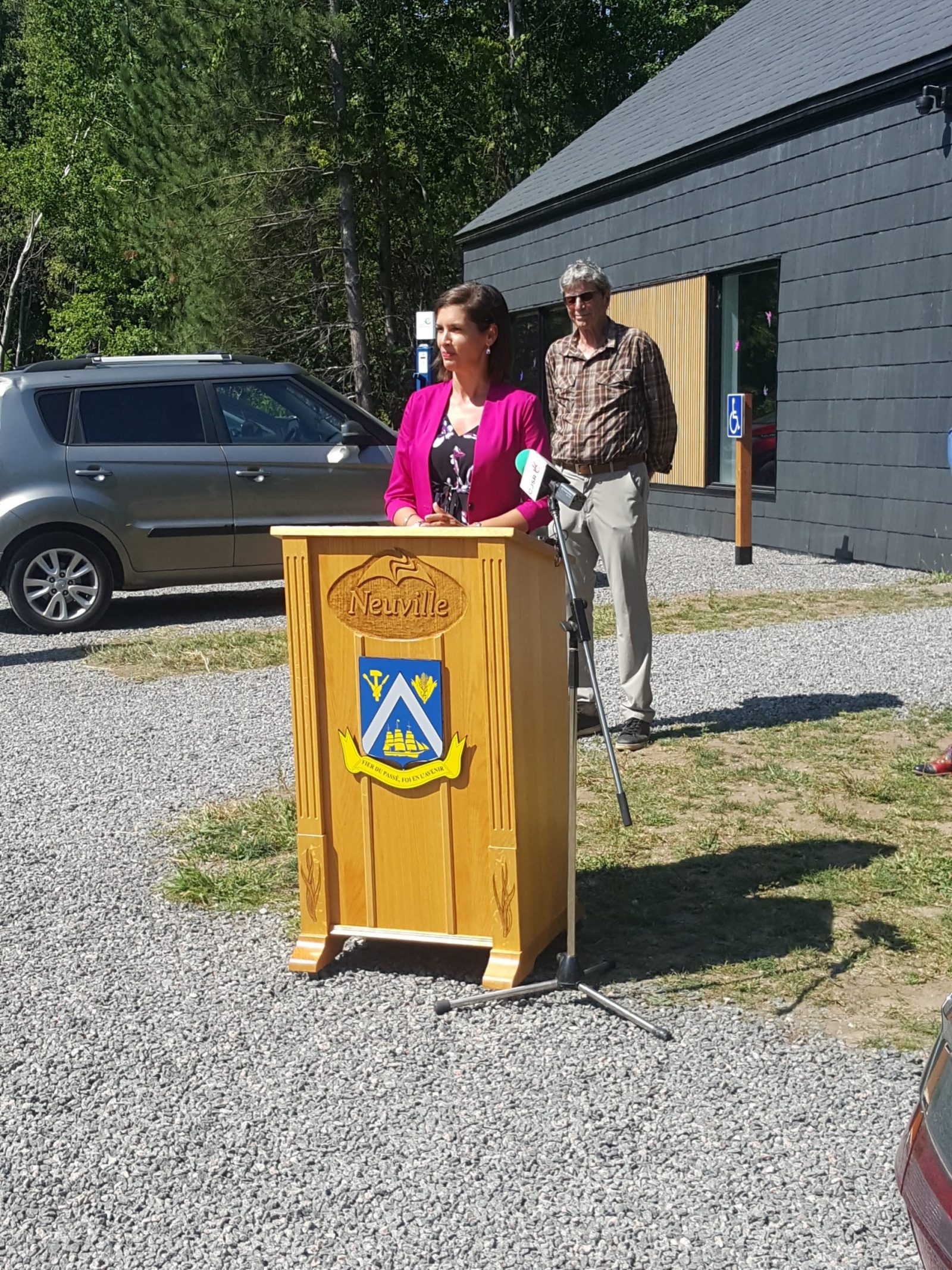LLa vice-première ministre du Québec, Mme Geneviève Guuilbault, s'est adressée aux participants lors de l'inauguration du pavillon d'accueil de la réserve naturelle du Marais-L.éon-Provancher. Ce site est situé dans sa circonscription électorale.