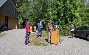 Le président de la Société Provancher, M. Daniel St-Onge, s'adressant aux participants lors de l'inauguration du nouveau pavillon d'accueil à la réserve naturelle du Marais-Léon-Provancher, le 18 août 2021.