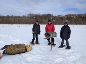 Trois des bénévoles lors de la tournée d'inspection des nichoirs à canards au marais Léon-Provancher : Jean-claude Houle, Mormand Trudel et Jean Berselli.